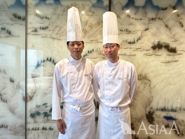 (왼쪽부터) 최병석 헤드 셰프, 이기영 셰프 [사진=롯데호텔]