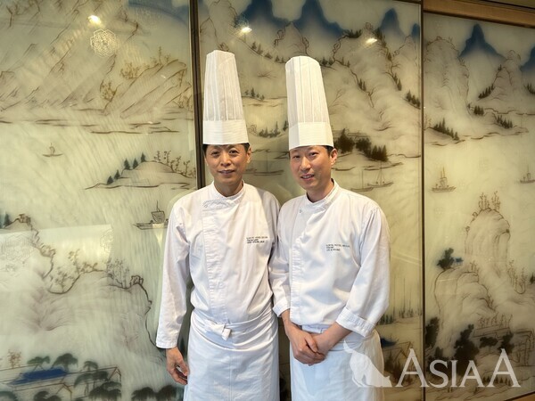 (왼쪽부터) 최병석 헤드 셰프, 이기영 셰프 [사진=롯데호텔]