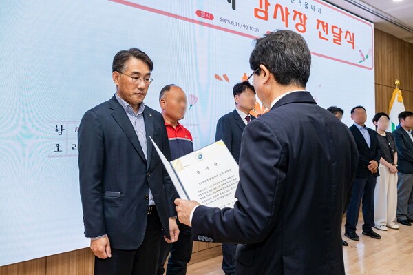 지난 11일 영등포구청 별관에서 열린 '2025 희망온돌 따뜻한겨울나기 우수기부자 감사장 전달식'에서 김상덕 KB국민은행 업무지원본부장이 감사장을 받고 있다. [사진=KB국민은행]