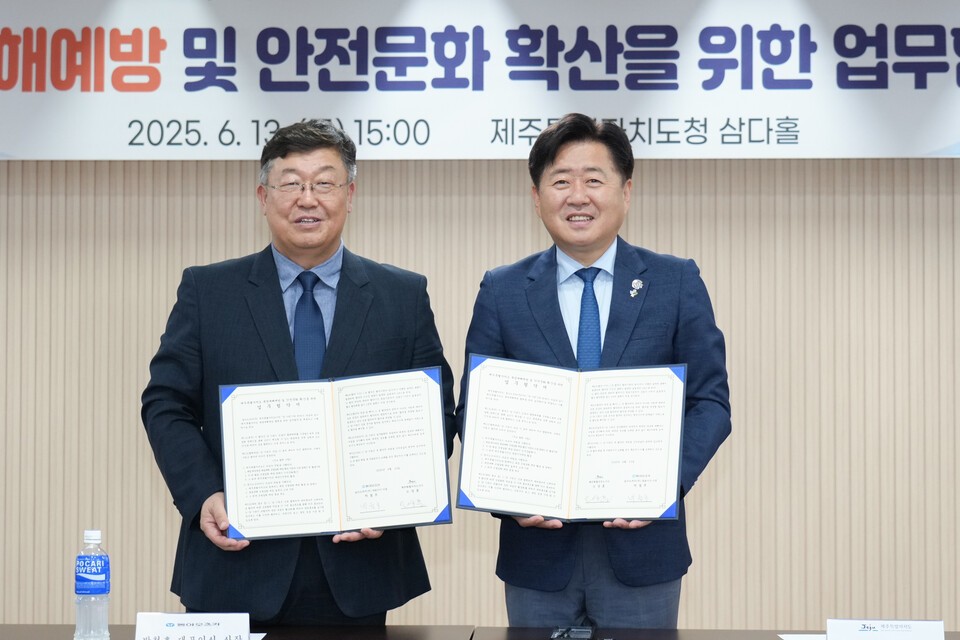 박철호 동아오츠카 대표이사 사장(왼쪽)과 오영훈 제주지사가 기념촬영을 하고 있다. [사진=동아오츠카