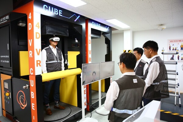 김승모 한화 건설부문  대표이사(우측 첫번째)가 VR,AR 체험을 임직원들과 함께 보고 있다. [사진=한화 건설부문 ]