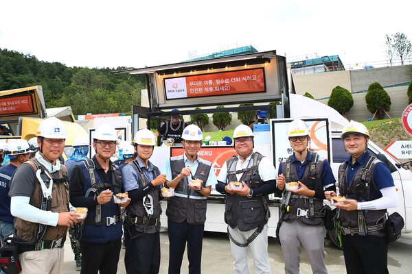 한화 건설부문 김승모 대표이사(가운데)가 건설현장 근로자들과 함께 ‘Summer Safety 푸드트럭’ 팥빙수를 즐기고 있다. [사진=한화 건설부문]