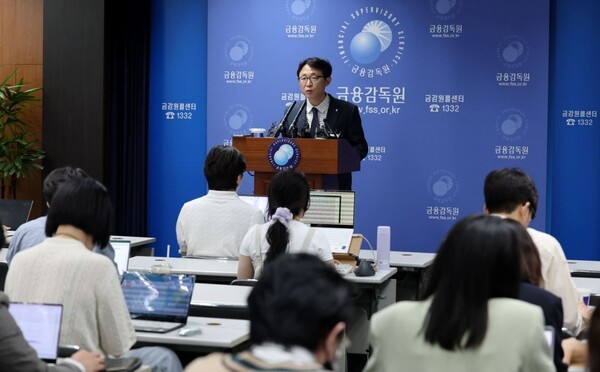 한국 금융감독원 중소금융 담당 부원장보가 서울 여의도 금융감독원에서 부동산 PF정리 재구조화 경과 및 실적 관련 브리핑을 하고 있다.(해당 기사와 사진은 무관) [사진 = 뉴스1]