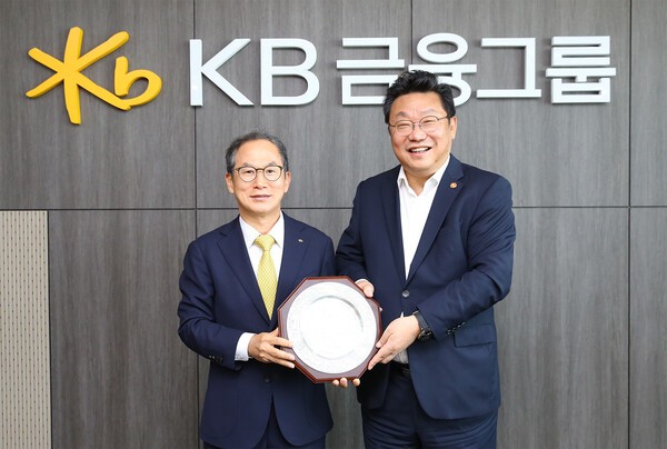 왼쪽부터 양종희 KB금융그룹 회장과 주형환 저출생고령사회위원회 부위원장이 지난 9일 여의도 KB국민은행 신관에서 기념촬영을 하고 있다. [사진=KB금융그룹]