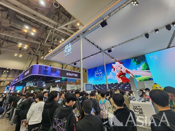 지스타 2024 넷마블 부스에서 '몬길: 스타 다이브' 시연이 진행 중이다. [사진=이준호 기자]