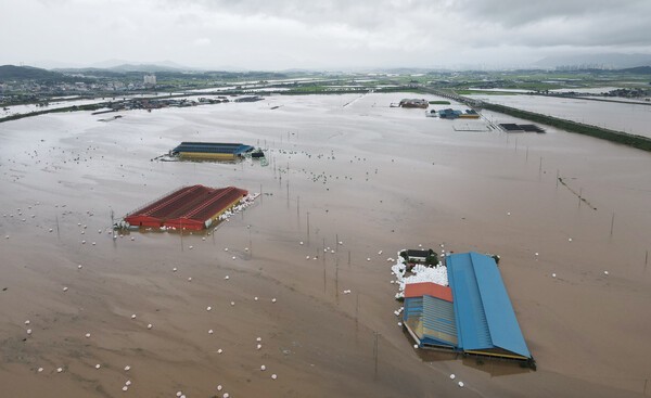 지난 17일 충남 예산군 고덕면 일대가 집중호우에 침수돼 있다. [사진=뉴스1]
