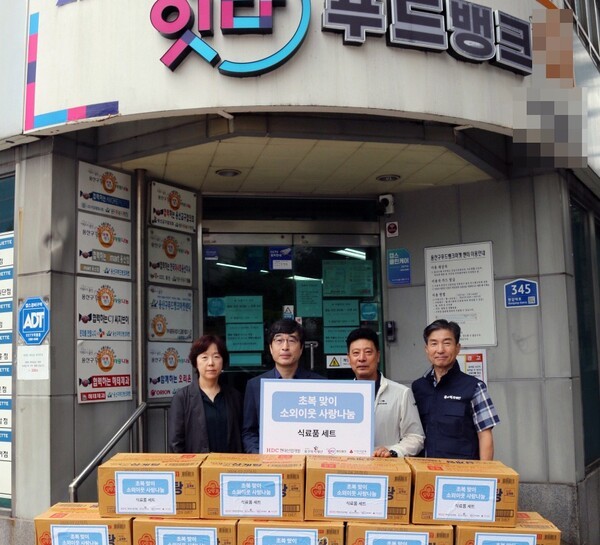 왼쪽부터 박영란 용산구청 생활지원국장, 도기탁 HDC현대산업개발 상무, 송재우 용산구푸드마켓센터장, 김경원 용산복지재단 사무국장 [사진=HDC현대산업개발]