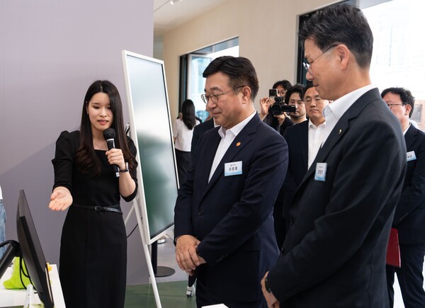 윤호중 행정안전부장관(가운데), 강태영 농협은행장(우측)이 농협은행 부스에서 모바일신분증 혁신 서비스를 시연하고 있다. [사진=NH농협은행]
