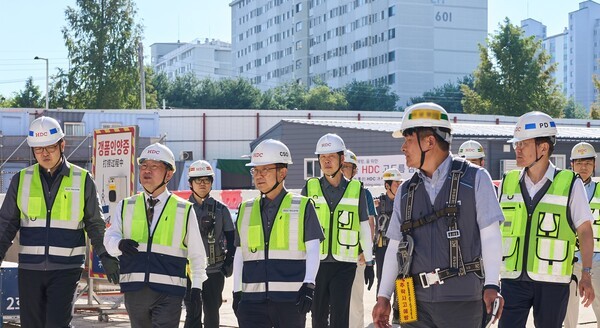 사진 앞줄 왼쪽 두 번째 정경구 HDC현대산업개발 대표이사, 세 번째 조태제 HDC현대산업개발 CSO [사진=HDC현대산업개발]