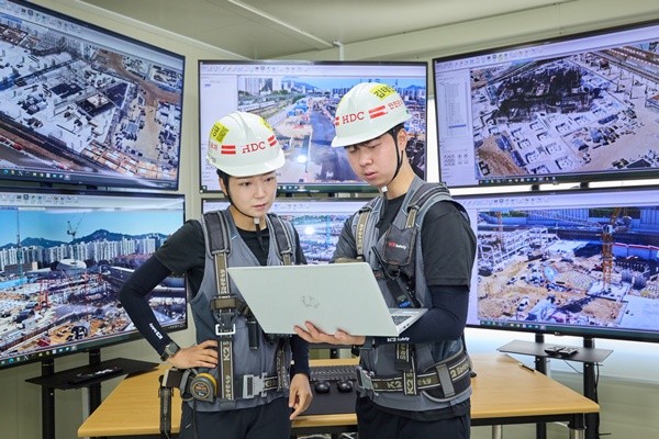 HDC현대산업개발은 전 현장에서 온열질환 예방 프로그램인 HDC고드름 캠페인을 진행 중인 가운데 안전,보건담당자는 CCTV와 드론 등 첨단 장비를 활용해 현장 구석구석의 환경을 감시하며 본사에 실시간으로 정보를 공유하고 있다. [사진=HDC현대산업개발