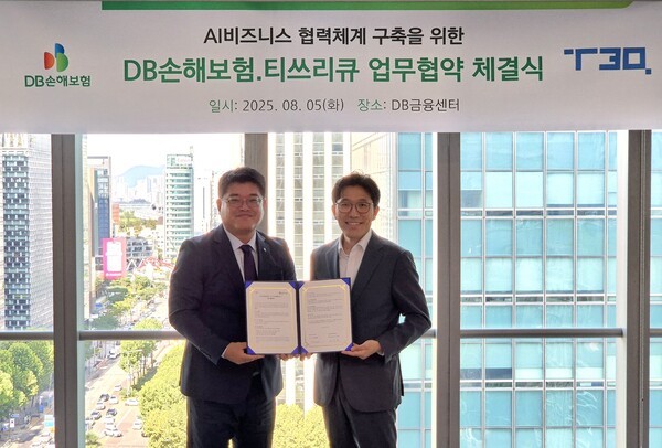 DB손해보험 심진섭본부장(왼쪽)과 T3Q 박병훈대표가 업무협약을 맺고 기념 촬영을 하고 있다. [사진=DB손해보험]