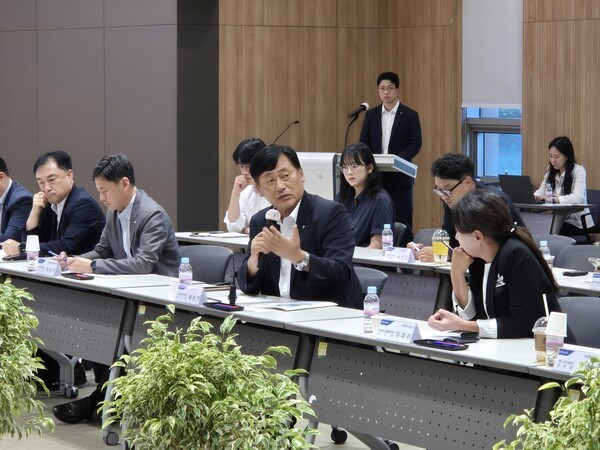 황종연 부사장(앞줄 오른쪽에서 두 번째)이 협의회를 주재하고 있다. [사진=NH농협금융지주]