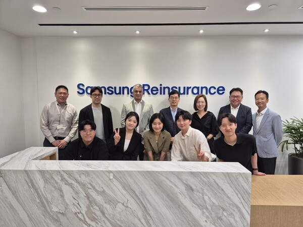 왼쪽 위부터 삼성Re Senior manager Sie Liang Lau, 포스텍 정광민 교수, 삼성Re CEO Nitin Talwalkar, 보험연구원 안철경 원장, 서울대 박소정 교수, 삼성화재 권종우 상무, 삼성Re Deputy CEO 장효정,왼쪽 아래부터 4ever(중앙대 박준석, 성신여대 장민주, 연새대 이정현, 동국대 신재호), 포스텍 오민석 연구원이 기념 사진을 찍고 있다. [사진=삼성화재]