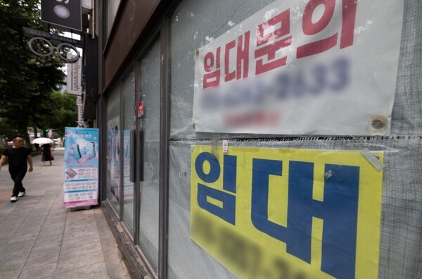 이날 서울 시내의 한 점포에 임대 안내가 게시돼 있다. [사진 = 뉴스1]