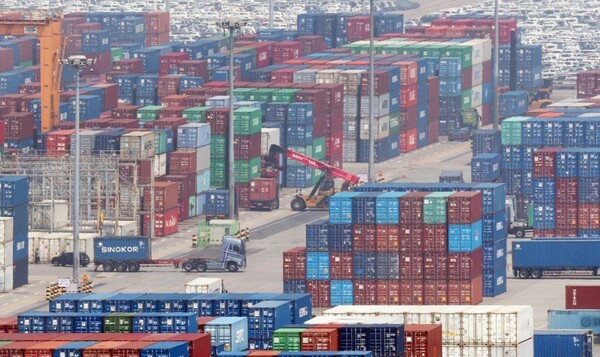 경기 평택시 포승읍 평택항에 수출용 컨테이너들이 세워져 있는 모습. [사진 = 뉴스1]