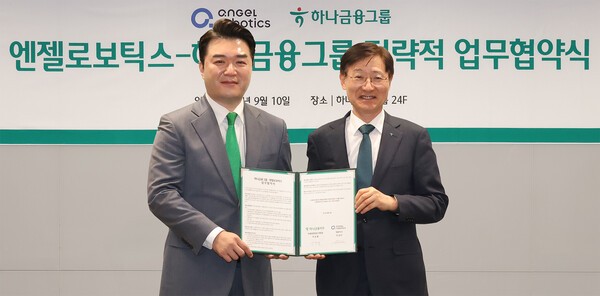 이승열 하나금융그룹 부회장(사진 오른쪽)이 조남민 엔젤로보틱스 대표이사(사진 왼쪽)과 함께 업무협약서를 들고 기념촬영을 하고 있다. [사진=하나금융그룹]