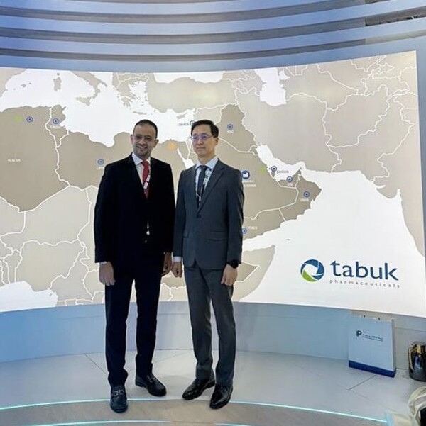 박재현 한미약품 대표이사(오른쪽)와 이스마일 쉐하다 타북 CEO가 사우디아라비아 리야드에서 열린 ‘CPHI Middle East 2024’에서 만나롤론티스 등 다양한 한미약품의 혁신 제품들의 중동 진출을 위해 머리를 맞댔다. [사진 = 한미약품]