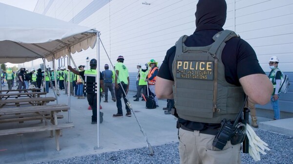 미국 이민세관단속국 ICE(U.S. Immigration and Customs Enforcement)가 조지아주 내 현대자동차그룹과 LG에너지솔루션 합작 배터리 공장 건설 현장의 한국인 직원 300여 명을 기습 단속·구금하는 사진을 공개했다. [사진 = ICE 홈페이지. 뉴스1 제공]