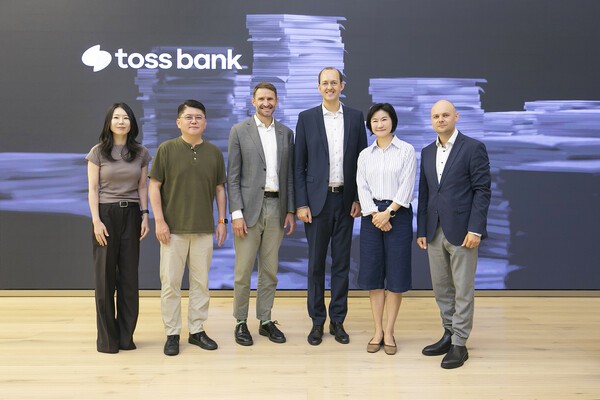 박진현 토스뱅크 최고전략책임자(왼쪽 두번째), 마리우스 스코디스 리투아니아 중앙은행 이사회 위원(왼쪽 네번째), 이은미 토스뱅크 대표(왼쪽 다섯번째) [사진=토스뱅크]