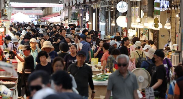 서울 시내 한 전통시장을 찾은 시민들이 장을 보고 있다. [사진 = 뉴스1]