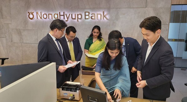 농협은행 이청훈 글로벌사업부문 부행장이 인도 노이다 지점을 방문하여 직접 시재검사를 하고 있다. [사진 = NH농협은행]
