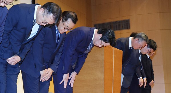 조좌진 롯데카드 대표이사(왼쪽 세 번째)가 18일 서울 중구 부영태평빌딩 컨벤션홀에서 열린 언론 브리핑에서 롯데카드 대규모 해킹 사고 관련 대국민 사과를 하고 있다. [사진=뉴스1]