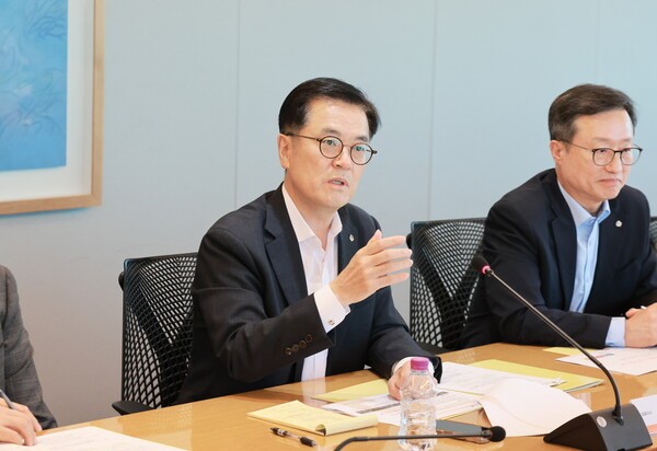 이경근 대표이사 사장(사진 중앙)이 발언하고 있다. [사진=한화생명]