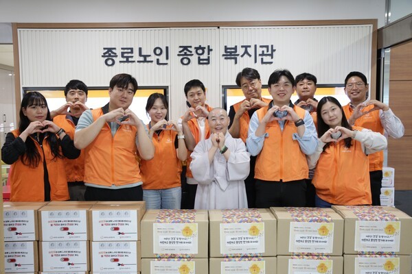 한화 글로벌부문 임직원 봉사단이 종로노인종합복지관장(정관 스님)과 기념촬영을 하고 있다. [사진=한화 글로벌부문]