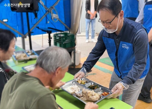 동양생명 성대규 대표이사가 영등포쪽방상담소에 방문해 어르신들께 건강한 한 끼를 대접하고 있다. [사진=동양생명]