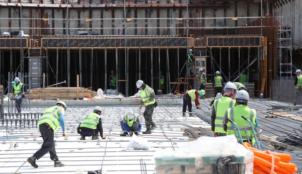건설현장에서 근로자들이 일하는 모습.[사진 = 뉴스1]
