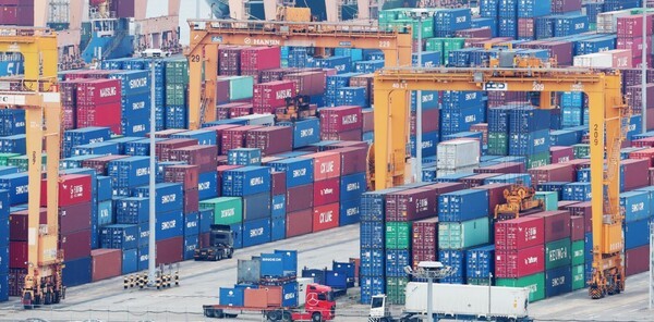  경기 평택시 포승읍 평택항에 수출용 컨테이너가 쌓여있는 모습. [사진 =뉴스1]