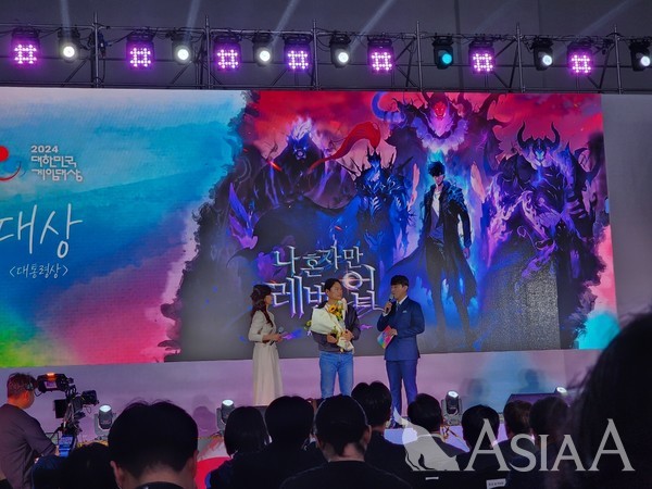 지난해 11월 13일 부산 벡스코에서 진행된 '2024 대한민국 게임대상' 시상식에서 권영식 넷마블네오 대표(가운데)가 대상 수상 소감을 전하고 있다. [사진=이준호 기자]