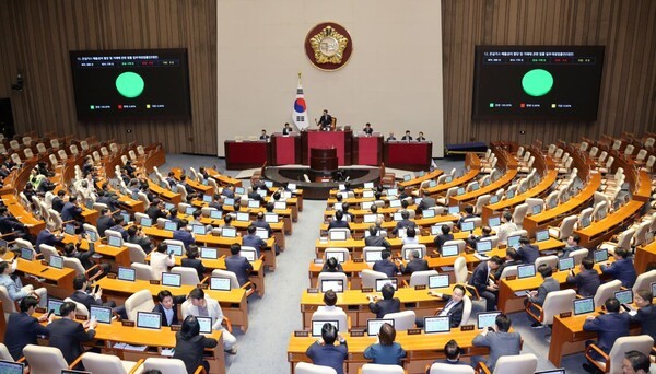 지난달 29일 서울 여의도 국회에서 열린 제429회 국회(정기회) 제9차 본회의에서 온실가스 배출권의 할당 및 거래에 관한 법률 일부개정법률안(대안)이 가결되고 있다.[사진 = 뉴스1]