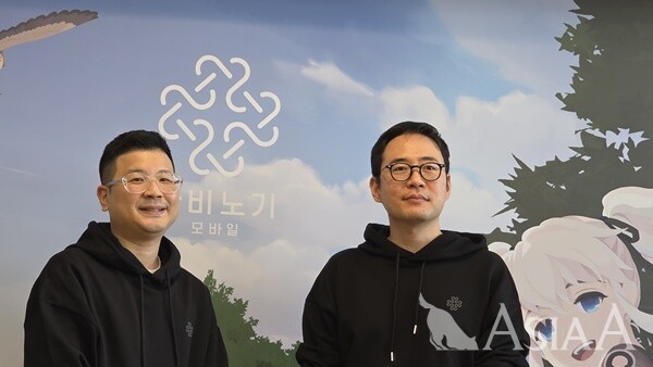 지난 20일 서울 성수동 KT&G 상상플래닛에서 진행된 '마비노기 모바일' 공동 인터뷰에서 (왼쪽부터) 강민철 넥슨 사업실장, 이진훈 데브캣 디렉터가 기념 촬영을 하고 있다. [사진=이준호 기자]