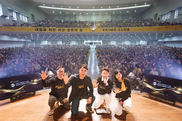 KB증권 이홍구 대표이사(왼쪽 두번째) 및 PRIME CLUB CP들이 행사에 참석한 고객들과 함께 기념촬영을 하고 있다. [사진=KB증권]