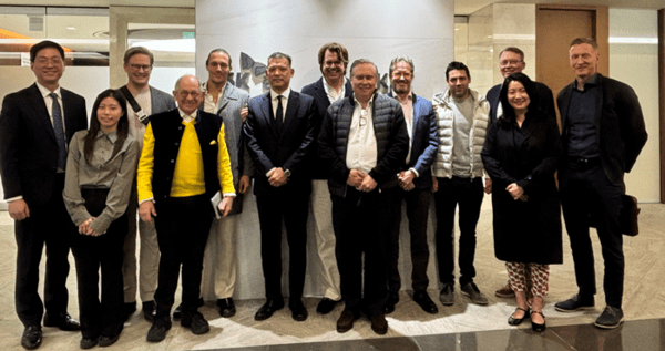 한정호 SK증권 글로벌사업부 대표(앞줄 왼쪽에서 세 번째), 클로드 핀켄버그(Claude Finkenberg) FOA 공동창립자(앞줄 왼쪽에서 네 번째) [사진=SK증권]