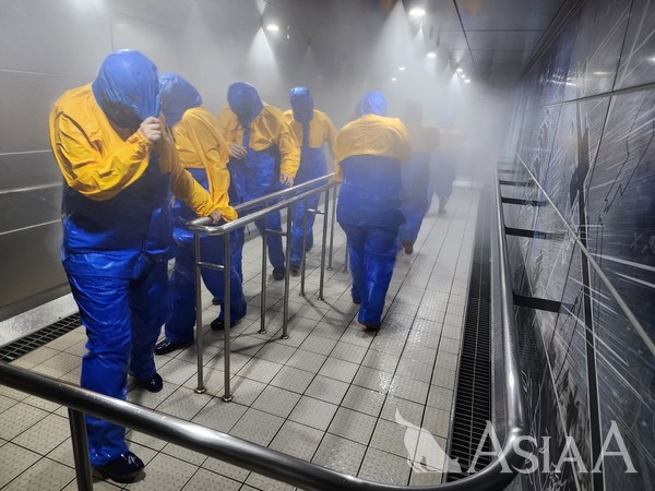 보라매 안전체험관에서 풍속 30m/s의 태풍을 체험하고 있다. [사진=이준호 기자]