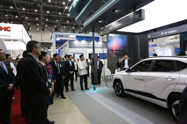 한화 건설부문이 '2025 대한민국 미래모빌리티엑스포(DIFA)'에 참가해 천장형 전기차 충전 시스 'EV air station'을 선보이고 있다. [사진=한화 건설부문]