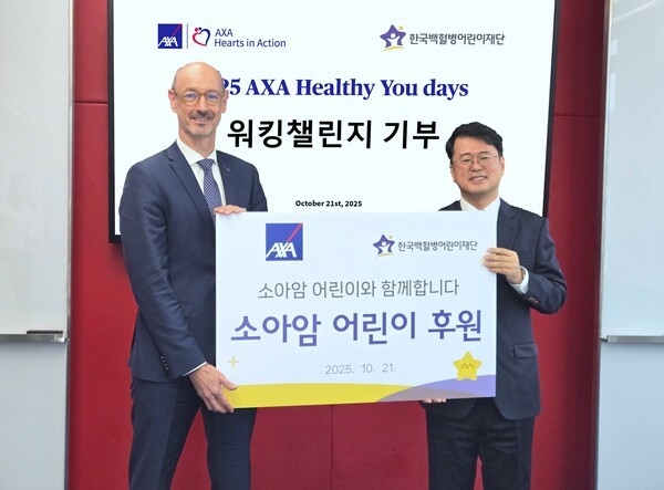 AXA손해보험 한스 브랑켄 대표이사(왼쪽)와 한국백혈병어린이재단 서선원 사무총장이 지난 21일 임직원 참여형 캠페인 ‘헬시유’를 통한 소아암 어린이 후원 전달식 후 기념 촬영을 하고 있다. [사진=악사손보]