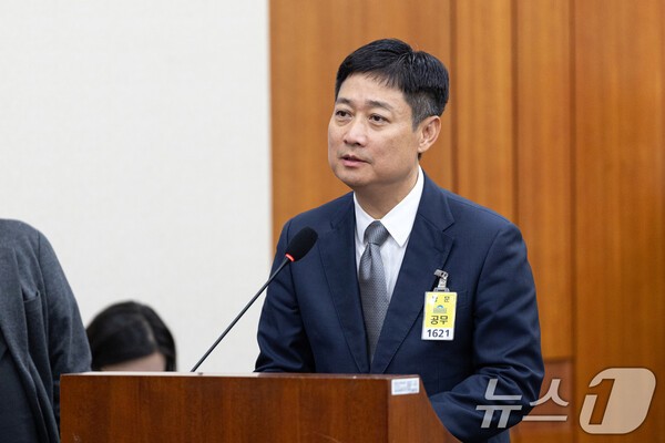 홍범식 LGU+ 대표가 21일 서울 여의도 국회 과학기술정보방송통신위원회에서 열린 정보통신산업진흥원 등에 대한 국정감사에 출석해 의원 질의에 답변하고 있다. [사진=뉴스1]