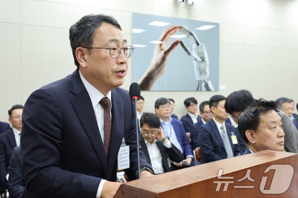 유영상 SK텔레콤 대표가 21일 서울 여의도 국회 과학기술정보방송통신위원회에서 열린 정보통신산업진흥원 등에 대한 국정감사에서 의원 질의에 답변하고 있다. [사진=뉴스1]