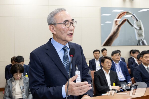 김영섭 KT 대표가 21일 서울 여의도 국회 과학기술정보방송통신위원회에서 열린 정보통신산업진흥원 등에 대한 국정감사에 출석해 의원 질의에 답변하고 있다. [사진=뉴스1]