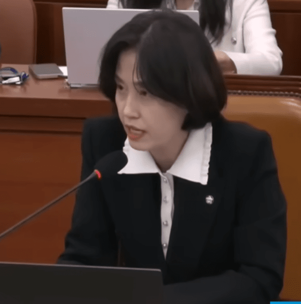 국감에서 질의하고 있는 박은정 의원 모습
