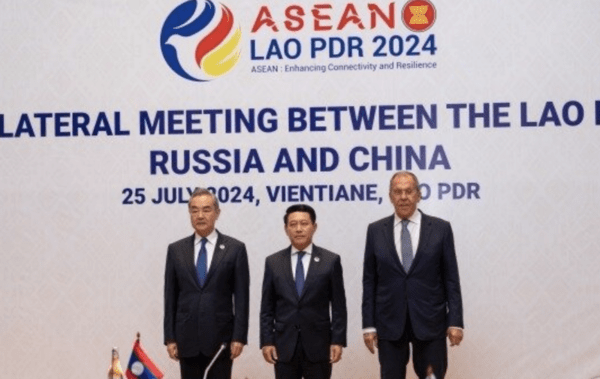 왕이 중국 외교부장, 세르게이 라브로프 러시아 외무장관, 살름싸이 꼼마싯 라오스 부총리 겸 외교장관은 2024년 라오스 비엔티안에서 처음으로 3자 외교장관 회의를 개최했다.