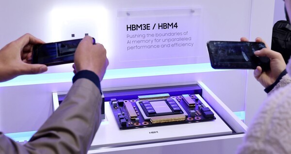 서울 강남구 코엑스에서 열린 제27회 반도체 대전(SEDEX 2025)을 찾은 관람객이 삼성전자 부스에서 HBM4를 둘러보고 있다. [사진 = 뉴스1]