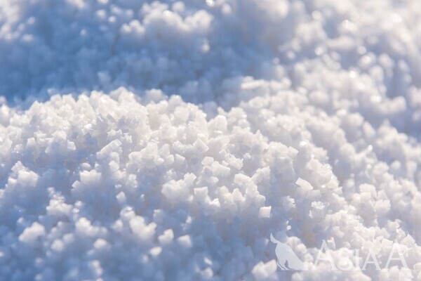 곰소염전에서 생산되는 소금 결정.