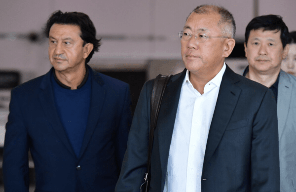 정의선 현대자동차 그룹 회장이 호세 무뇨스 현대차 사장 등과 함께 28일 사우디아라비아 일정을 마친 후 경북 경주에서 열리는 APEC 회의에 참석하기 위해 포항경주공항을 통해 입국하고 있다. 사진=뉴스1