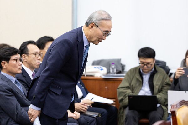 김영섭 KT 대표가 29일 서울 여의도 국회에서 열린 과학기술정보방송통신위원회 과학기술정보통신부 등에 대한 국정감사에 증인으로 출석해 인사하고 있다. [사진=뉴스1]
