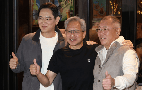 젠슨 황 엔비디아 최고경영자가 30일 서울 강남구 깐부치킨 삼성점에서 이재용 삼성전자 회장, 정의선 현대차그룹 회장과 함께 '치맥' 회동 후 기념촬영을 하고 있다. [사진=뉴스1]