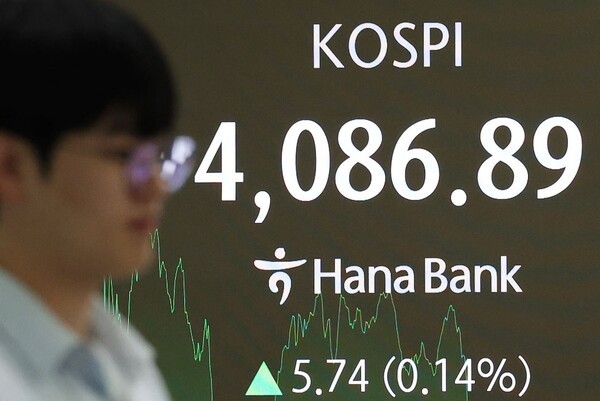 코스피가 장중 4100선을 돌파하는 등 사상 최고치를 경신한 지난 30일 오후 서울 중구 하나은행 본점 딜링룸 전광판에 종가가 표시되고 있다. [사진 = 뉴스1]